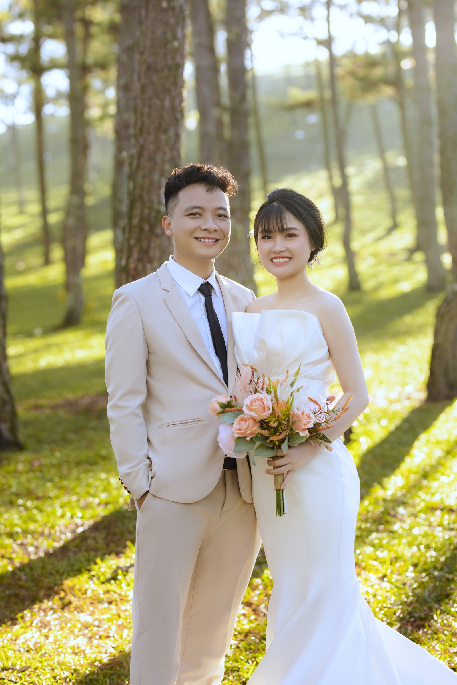 Ảnh cưới của Xuân Bách và Anh Thư trong rừng thông